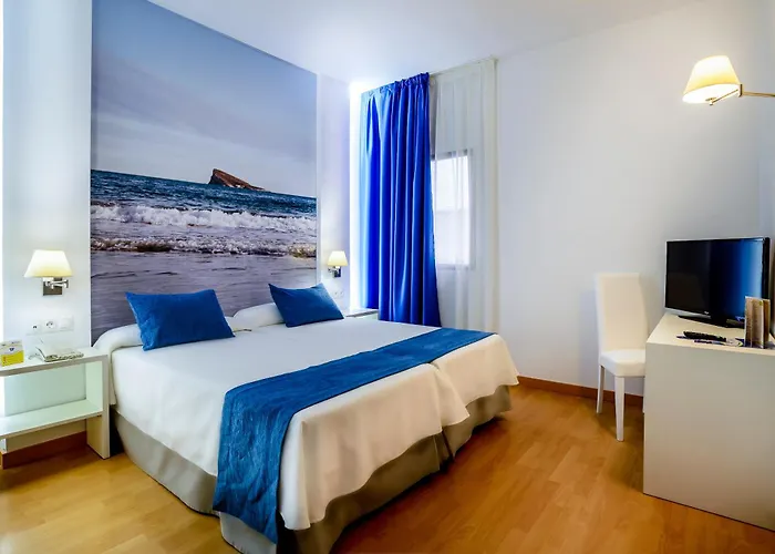 מלון Avenida 4*